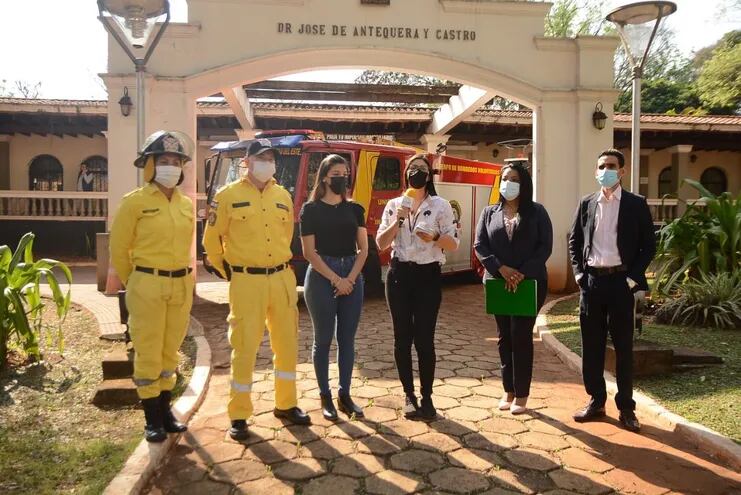 Los funcionarios de la Dirección de Gestión Ambiental de la Comuna esteña y bomberos voluntarios pidieron evitar la quema de basuras.
