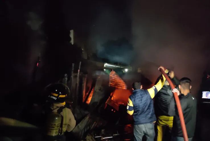 Bomberos trabajaron en el control del fuego en una vivienda de Loma Pyta