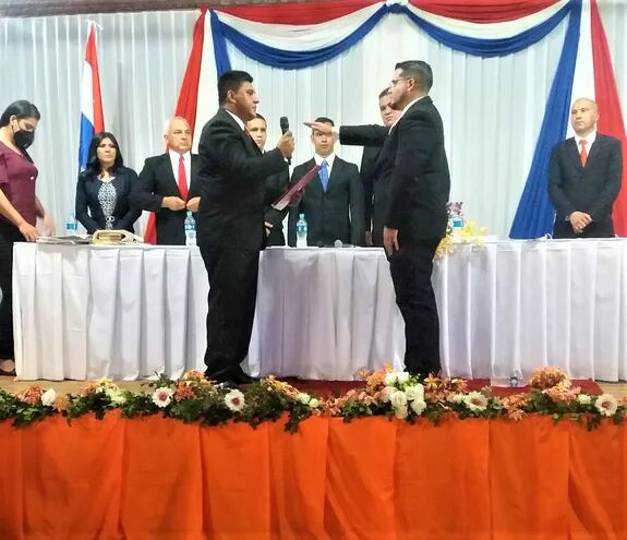 Emanuel Moran como intendente jura ante el presidente de la Junta Municipal, Raúl Riveros
