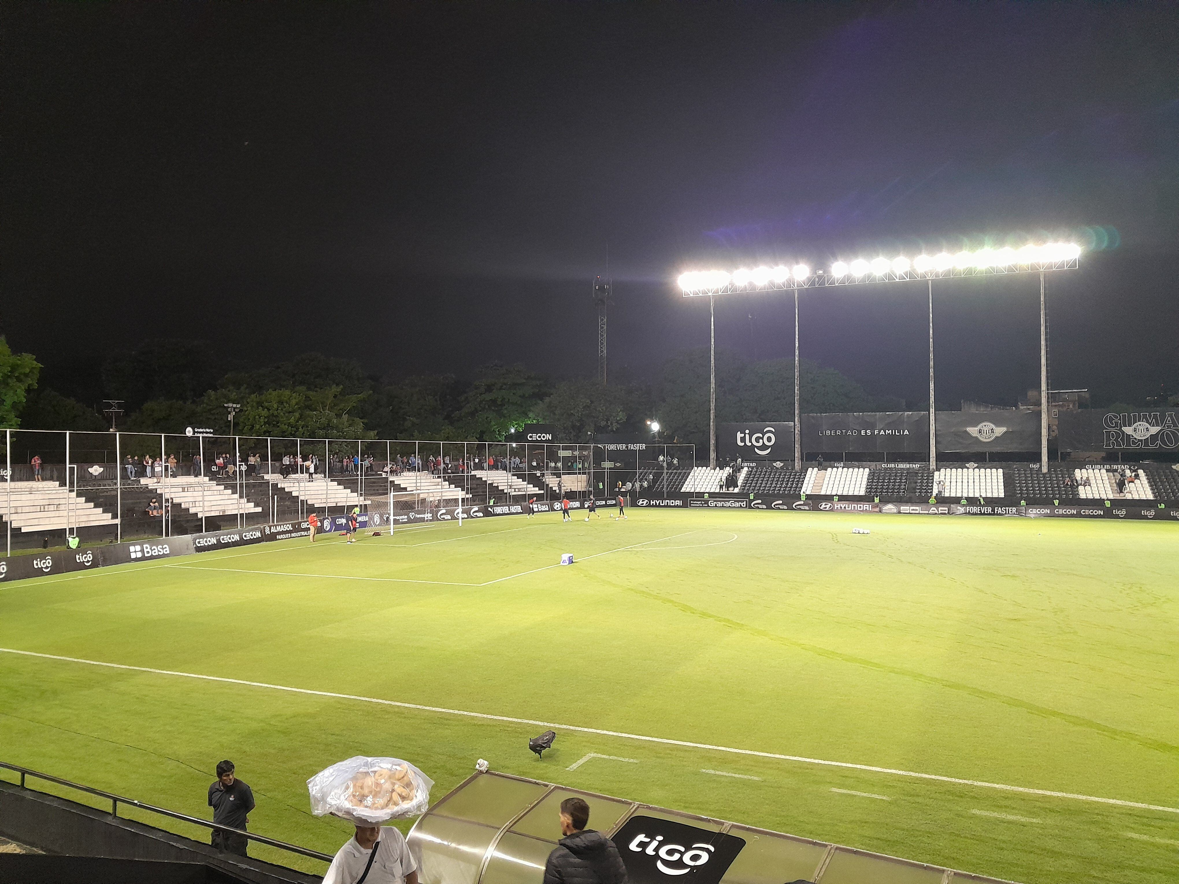 Así luce el estadio La Huerta a poco de Libertad vs. Cerro Porteño por el torneo Apertura 2024 del fútbol paraguayo.