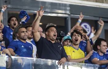 Ronaldo Nazario (c) vibra con la hinchada de Cruzeiro en una palco vip del estadio Mineirao.