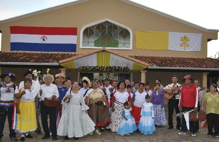 En honor a San Antonio de Padua, patrono de Caacupemí, Areguá, cada 14 de junio se realiza la festividad Bandera Jere.