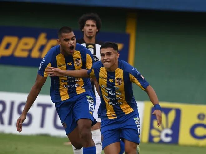 Sebastián Ruiz Díaz (d), jugador de Sportivo Luqueño, festeja un gol junto a Marcelo Pérez (i) en el partido contra Tacuary por la primera rueda del torneo Apertura 2023 del fútbol paraguayo en ele estadio Feliciano Cáceres, en Luque.