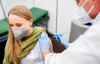 Una maestra de jardín de infantes recibe una dosis de la vacuna Astrazeneca contra el covid, en un centro de vacunación en Bremen, Alemania.