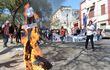 Manifestantes quemaron un muñeco que representaba a la dupla presidencial Abdo-Velazquez, durante una manifestación en inmediaciones del Congreso Nacional, este sábado.