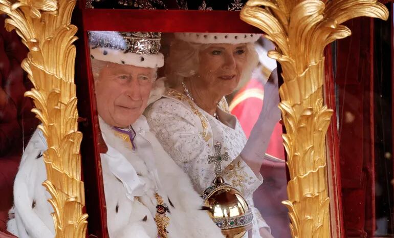El rey Carlos III y la reina Camila de Gran Bretaña salen después de su ceremonia de coronación dentro de la Abadía de Westminster en el centro de Londres, el 6 de mayo de 2023