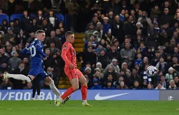 Everton's English goalkeeper #01 Jordan Pickford (R) saves a shot from Chelsea's English midfielder #20 Cole Palmer (L) during the English Premier League football match between Chelsea and Everton at Stamford Bridge in London on April 15, 2024. (Photo by Glyn KIRK / AFP) / RESTRICTED TO EDITORIAL USE. No use with unauthorized audio, video, data, fixture lists, club/league logos or 'live' services. Online in-match use limited to 120 images. An additional 40 images may be used in extra time. No video emulation. Social media in-match use limited to 120 images. An additional 40 images may be used in extra time. No use in betting publications, games or single club/league/player publications. / 
