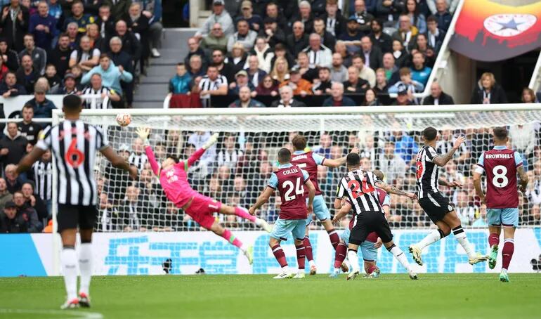 El paraguayo Miguel Almirón (24), futbolista del Newcastle, observa como el balón ingresa después de un remate de zurda en el partido contra el Burnley por la séptima fecha de la Premier League en el estadio St. James' Park, en Newcastle.