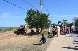 Pobladores de la compañía Ciervo Cuá observan impotentes las obras de secado de un sector del lago Ypacaraí con aval de la Corte.