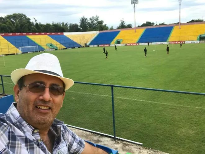 El diputado  Erico Galeano en el estadio del Deportivo Capiatá, el cual hipotecó para obtener un crédito de G. 10.000 millones.