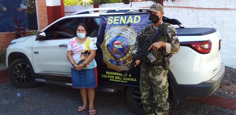 La detenida María Elena Benítez, junto con la camioneta Fiat Toro blanca, que fue recuperada por agentes de la Senad en Salto del Guairá.