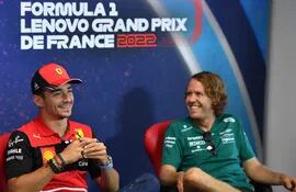El piloto monegasco de Ferrari, Charles Leclerc (i), buscará en el GP de Francia recortar la distancia con el Holandés Max Verstappen (Red Bull). Leclerc compartió la conferencia de prensa con el alemán Sebastian Vettel de Aston Martin’s.