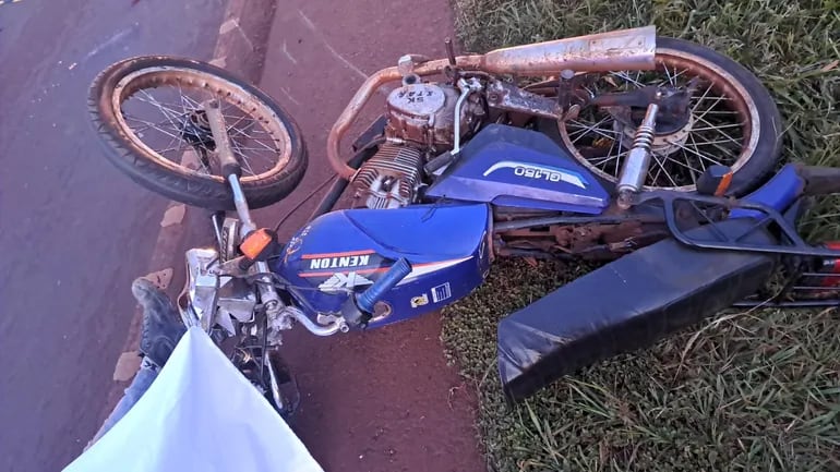 La motocicleta al costado de la ruta PY02, tras en accidente fatal en Minga Guazú.