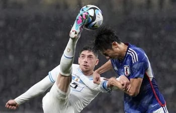 El uruguayo Federico Valverde (i) puntea el balón ante el japonés Hiroki Ito, durante el amistoso del viernes pasado.