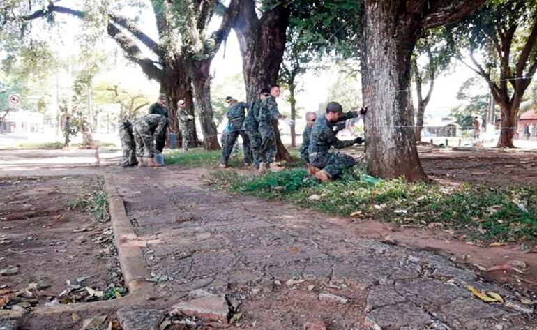 Militares reparan los alambres que bloquean el paso hacia el Brasil en uno de  los pocos puntos que siguen vigilando.