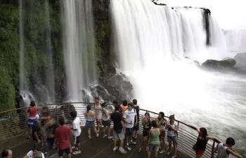 Las cataratas de Iguazú registran récord de agua en los últimos cinco años.
