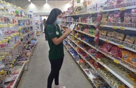 Una alumna de la Universidad Nacional del Este en la recolección de datos en un supermercado de Ciudad del Este.
