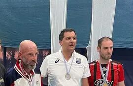 En la imagen los tres campeones de espada Luca Popper (EE.UU.), Luis Oliveira (Uruguay) y Carlos Viveros (Paraguay).