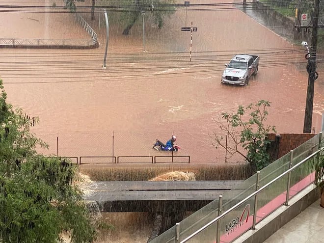 La avenida Concejal Romero quedó totalmente inundada.