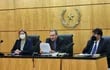 Tribunal de Sentencia que absolvió a cuatro funcionarios municipales acusados por lesión de confianza, integrado por los jueces Rossana Verón, Enrique Iglesias y Blas Zorrilla.