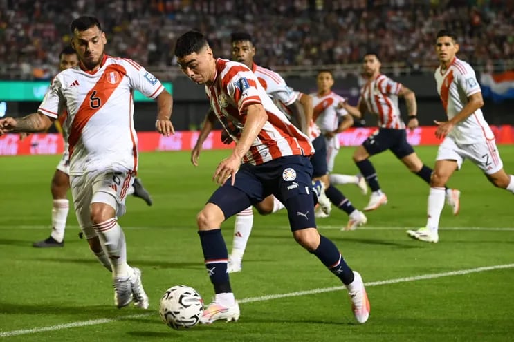 Miguel Almirón (d), jugador de la selección paraguaya, domina el balón en un partido contra Perú por las Eliminatorias Sudamericanas al Mundial 2026 en el estadio Antonio Aranda Encina, en Ciudad del Este.