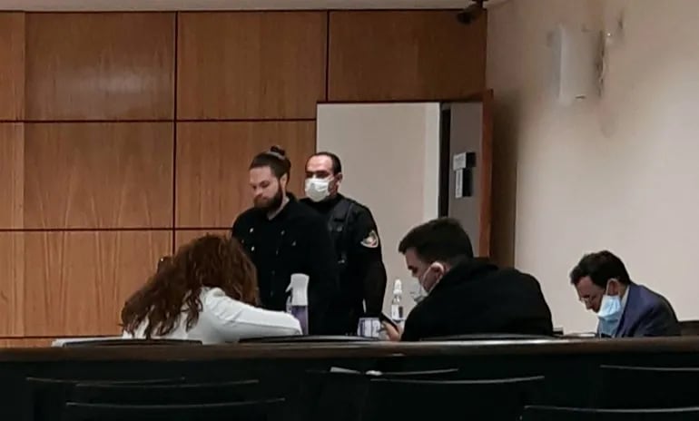Esposado y bajo custodia, Rodrigo Florentín Dávalos ingresa a la sala de juicio. La Corte confirmó su condena a 4 años y 6 meses de pena privativa de libertad.