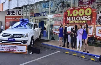 Acto de entrega de la camioneta 0Km a la ganadora de la promo que organizó Bristol.