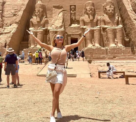 ¡Feliz! Sara Allinquant en el templo de Abu Simbel, Egipto.