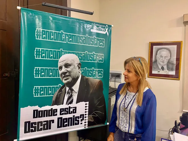 Beatriz Denis, mira la imagen de su padre, Óscar Denis. Mañana serán tres años del secuestro del exvicepresidente de la República.