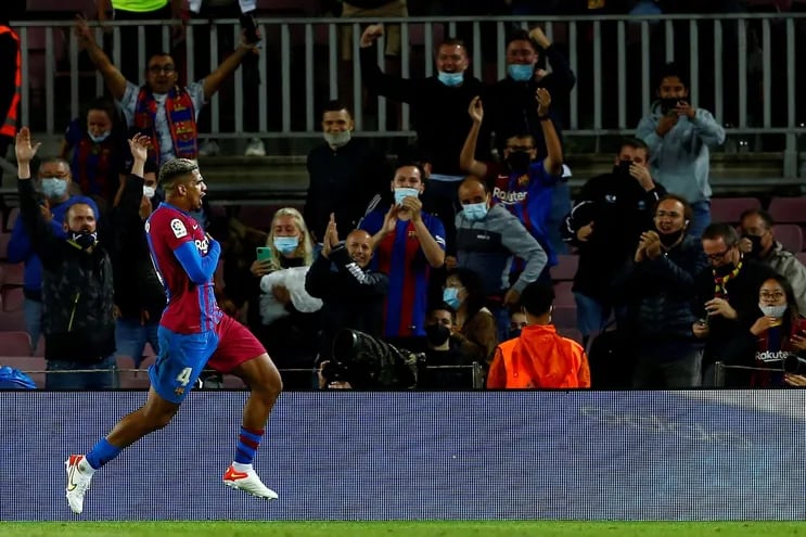 El defensa uruguayo del FC Barcelona, Ronald Araujo, celebra el primer gol del equipo blaugrana durante el encuentro correspondiente a la quinta jornada de primera división que han disputado hoy lunes frente al Granada en el Camp Nou, en Barcelona.
