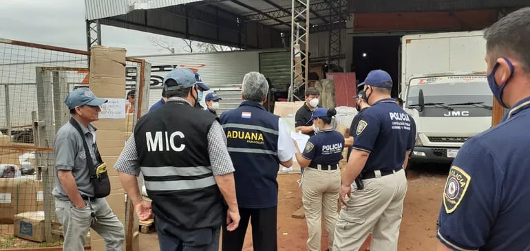 Comitiva fiscal policial en la sucursal de una conocida empresa transportadora en Encarnación.
