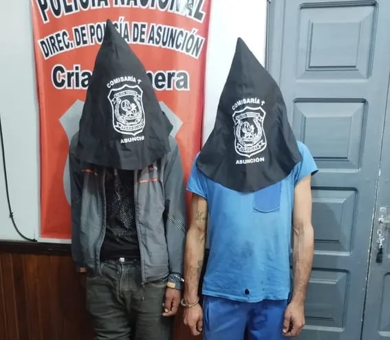 Estos dos hombres fueron aprehendidos en flagrante comisión de un hecho de hurto en el barrio San Antonio de Asunción.