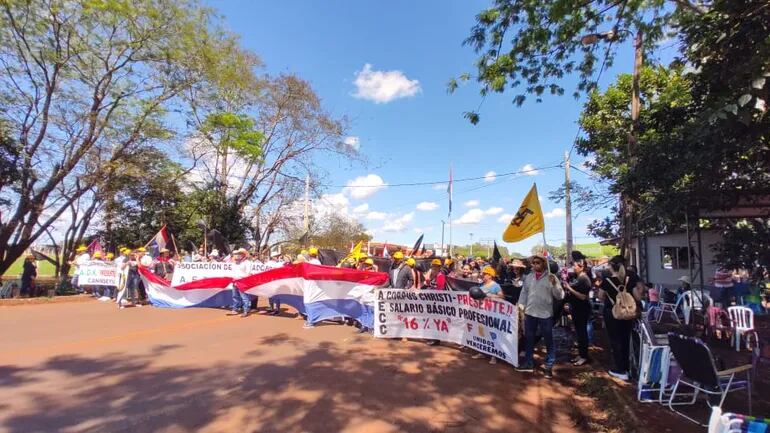 Manifestación y cierre de ruta en Cruce Carumbey, Canindeyú.