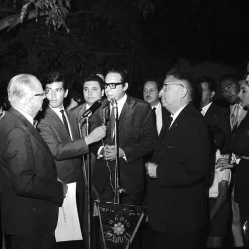 Humberto Rubin durante la celebración de los primeros cinco años de Radio Ñanduti en 1967.