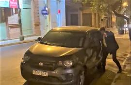 Un internauta grabó el momento en que un malviviente rompió la ventanilla de un vehículo que estaba estacionado en el microcentro de Asunción.