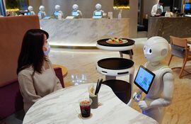 Un robot toma el pedido de una clienta de Pepper Parlor, en Tokio, Japón.
