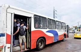 Los pasajeros deben sufrir por el pésimo servicio del transporte público diariamente, según denuncian.
