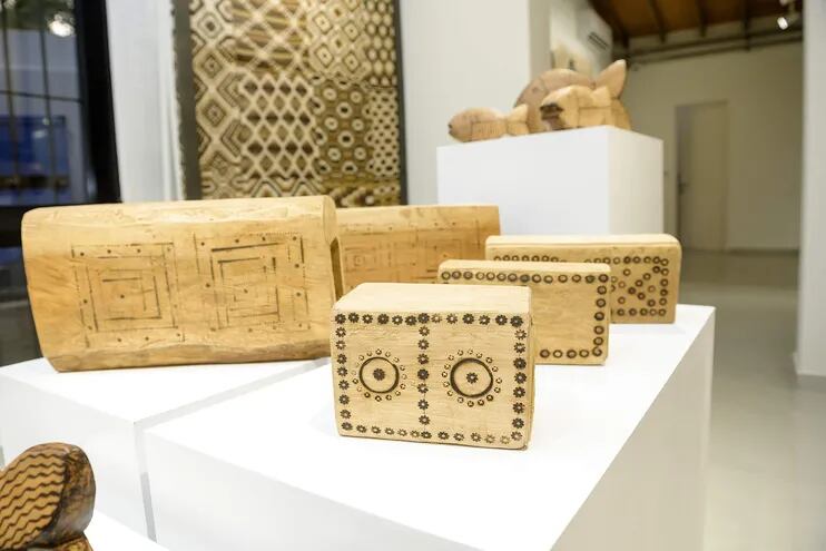 Tallas de madera realizadas por comunidades indígenas, telares y más se podrán encontrar en la exposición "Volver a casa. El arte y la cultura de Paraguay en la Expo Dubái 2020", que se habilitó en la Casa de la Integración de la CAF.