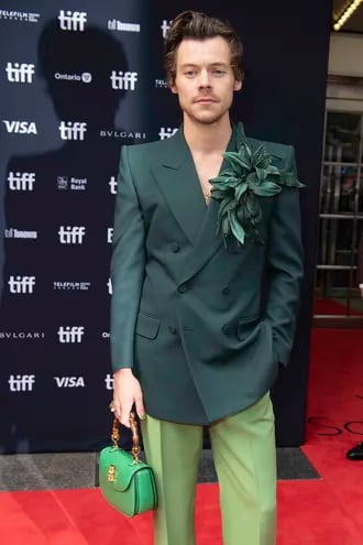 Harry Styles, el célebre cantante y actor británico, lleva una pequeña cartera verde para la presentación del film "My Policeman" en el 47 Festival de Cine de Toronto.