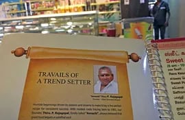 Esta foto muestra la imagen de  P. Rajagopal, fundador de la cadena de comidas Saravana Bhavan en el menú de uno de sus populares restaurantes en Chennai.