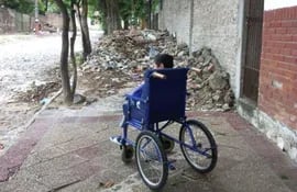 un-nino-en-silla-de-ruedas-no-puede-pasar-debido-a-los-escombros--202527000000-1524470.jpg