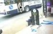 Un hombre fue grabado cuando descendía desnudo de un bus en San Lorenzo.