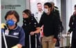 Pasajeros usan máscaras como precaución contra la propagación del coronavirus COVID-19 en el Aeropuerto Internacional de Sao Paulo (Brasil).