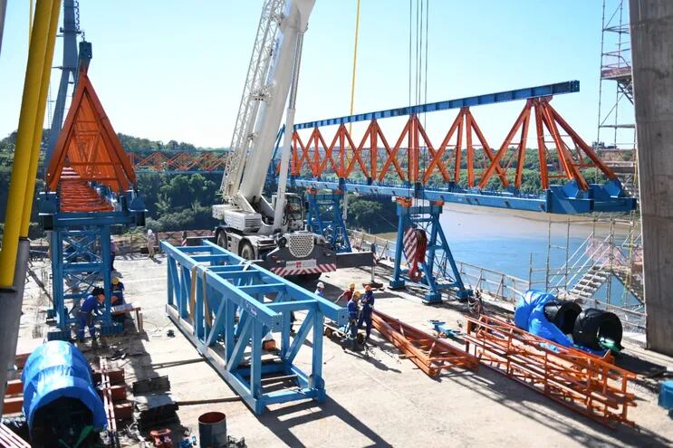 Con un avance general del 70% prosiguen los trabajos en la construcción del Puente de la Integración.