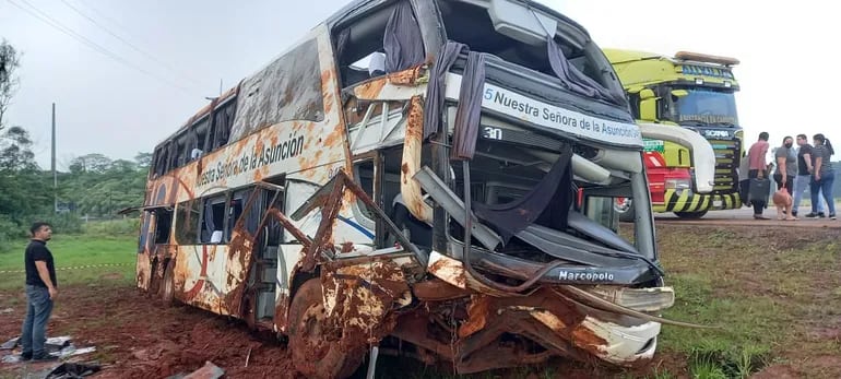 Accidente de un bus de la empresa Nuestra Señora de la Asunción en el que fallecieron dos mujeres. Fue en el kilómetro 138 de la ruta PY02, cerca de Coronel Oviedo, en Caaguazú.
