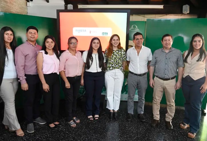 Representantes de Coca-Cola Paresa y Fundación Paraguaya junto a exparticipantes del programa “Estemos Abiertos”.