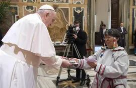 El papa Francisco recibió en audiencia a delegaciones de organizaciones indígenas de Canadá.
