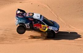 El piloto de Qatar Nasser Al-Attiyah, junto al copiloto francés Mathieu Baumel, ganó su primera etapa en esta  46ª edición.