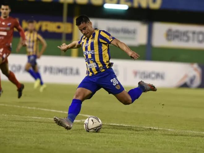 Walter Ortiz, durante un partido del Sportivo Luqueño contra Nacional en el Feliciano Cáceres.