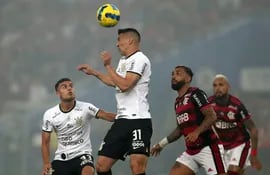 Fabián Balbuena (c) de Corinthians salta por el balón hoy, en la final de la Copa Brasil entre Flamengo y Corinthians en el estadio Maracaná en Río de Janeiro (Brasil).